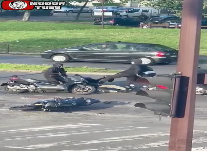 Video :In Grigny, France, police heroically intervened to save a motorcyclist